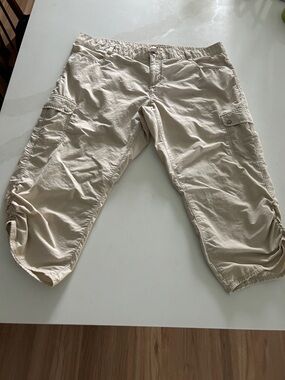 Women’s Woolrich Casual Cargo Capris in Light Beige. Size 12